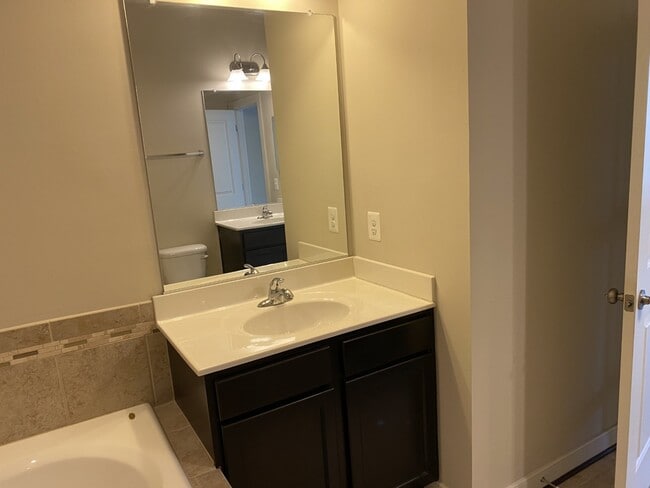 Building Photo - 202 Shamrock Dr