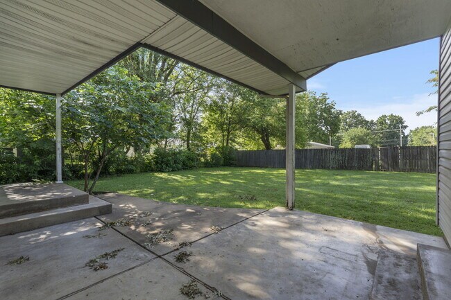 Building Photo - 938 E Lindberg St