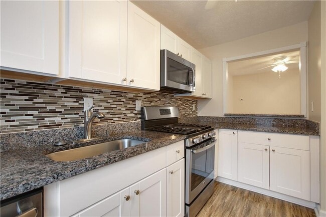 Building Photo - 210 Wynnes Ridge Cir SE