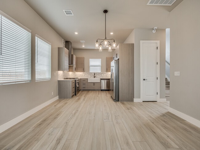 Building Photo - 13000 Maplewood Ave