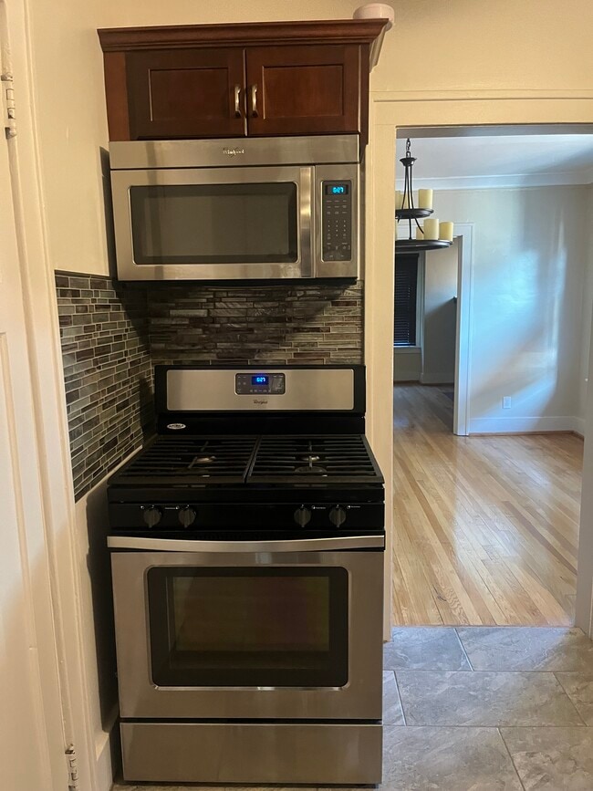 Stainless steel appliances - 1025 Maryland St