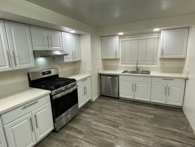 Building Photo - Updated 5 bedroom 3 bathroom house w/ HUGE YARD