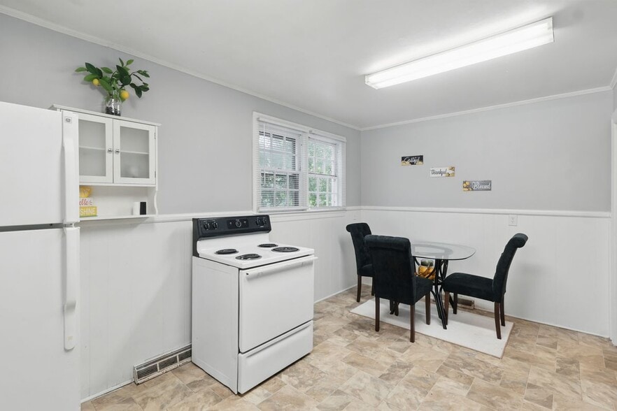 Building Photo - 239 W Lemly St