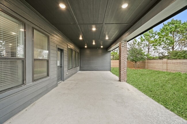 Building Photo - 15914 Dedication Dr