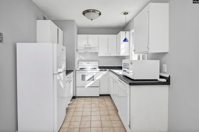 Building Photo - 5516 Lakeshore Dr