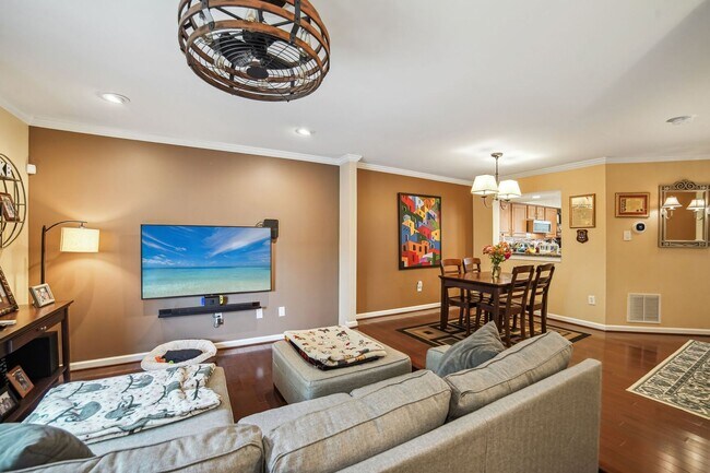 Building Photo - Wonderful 2BR/3.5BA townhouse located in B...