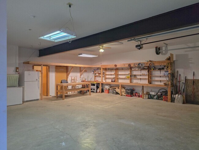 Building Photo - 3BR/3BA Home on 1.9 Acres – Garage & Pet F...