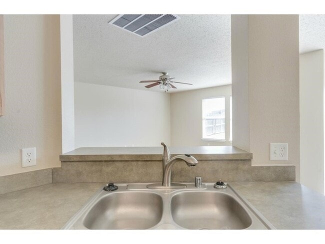 Building Photo - 617 Oxford Dr