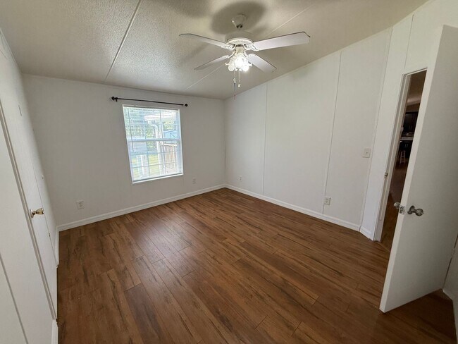 Building Photo - MOVE IN READY 4 Bed 2 Bath on 1 ACRE