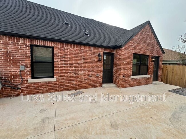 Building Photo - 911 NE 16th St