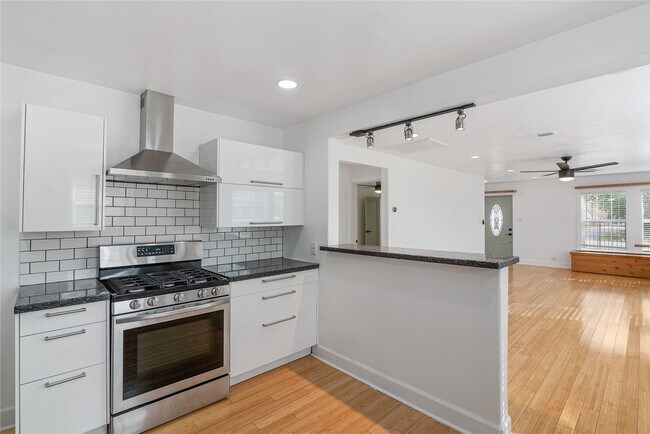 Building Photo - 320 Coronado St