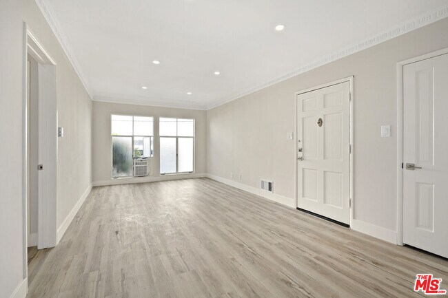Building Photo - 121 Crescent Dr