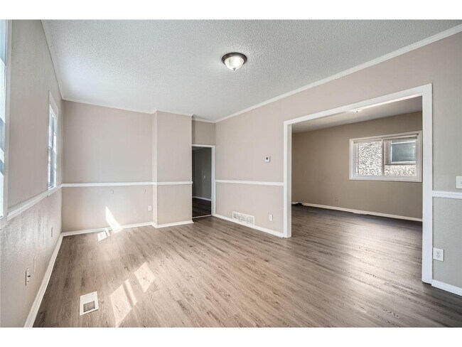 Building Photo - 707 Jenks Ave E