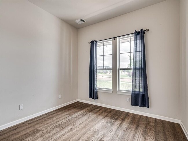 Building Photo - 915 Kings Canyon Rd