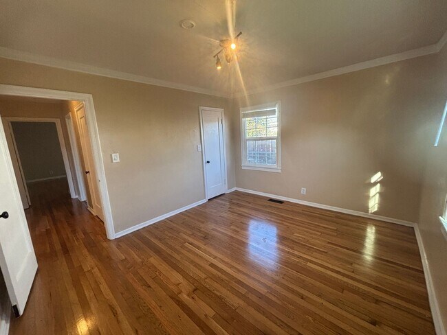 Building Photo - Charming 3 Bedroom 1 Bath single story home, with large yard