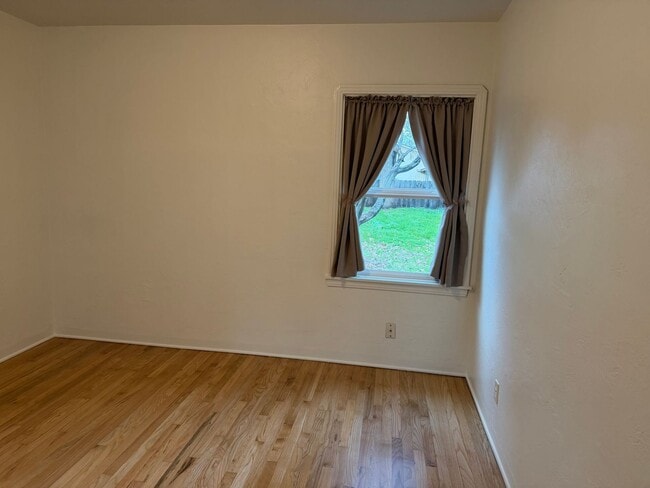 Building Photo - Great 2 bedroom 1 bath ready to move in