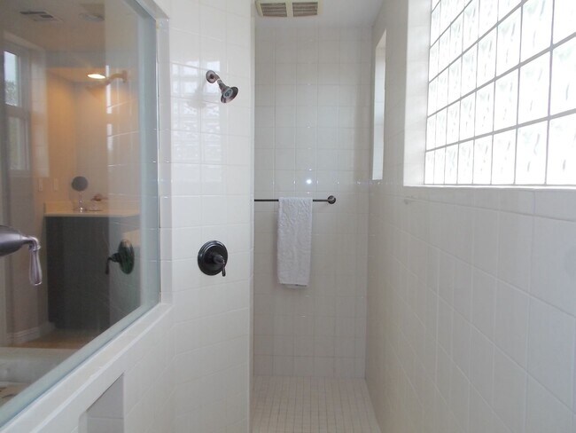 Building Photo - Spacious 4 Bed / 5 Bath Two-Story Home wit...