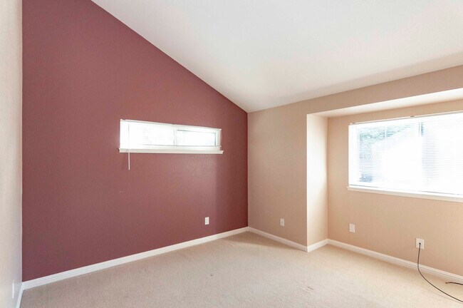 Building Photo - Quiet and Spacious 2 story townhouse in be...