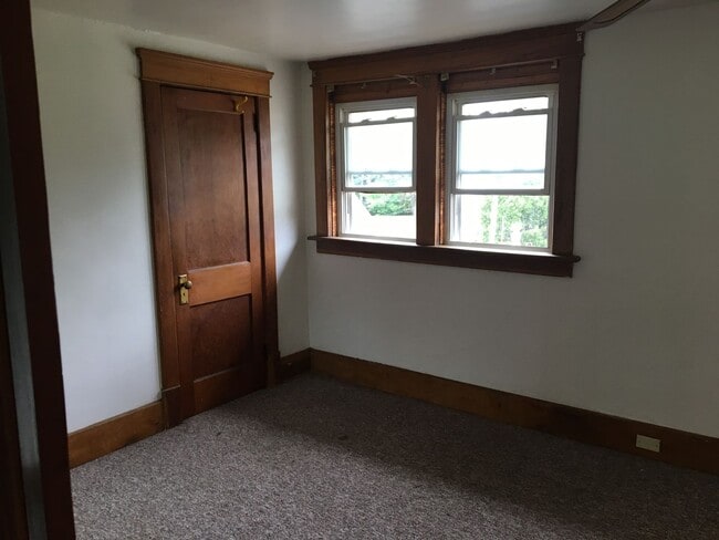 Building Photo - Awesome 3 BR 1 Bath Home with off street p...