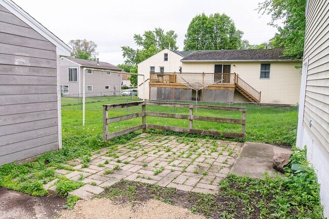 Building Photo - Bright & updated 2br Uptown home w/garage!