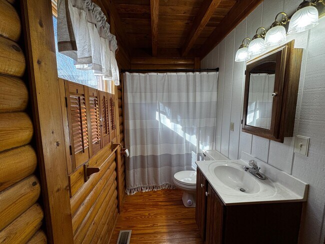 Building Photo - 257 Kim St