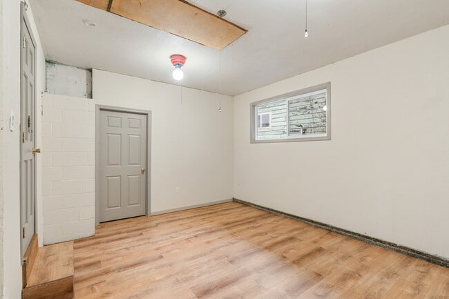 Building Photo - 744 W Marcy Ave