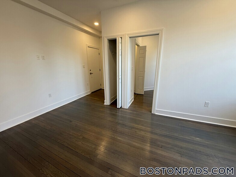 Building Photo - 11 Queensberry St
