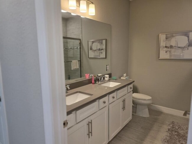 Building Photo - 527 SE Vallarta Dr