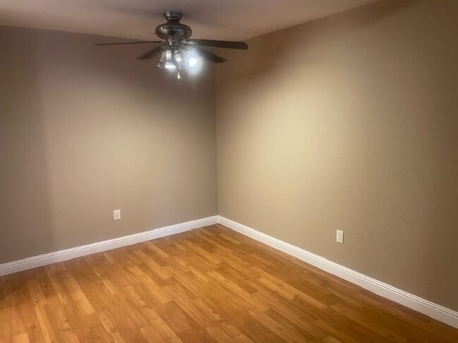 Building Photo - GREAT DOWNSTAIRS UNITIN GATED COMMUNITY LO...