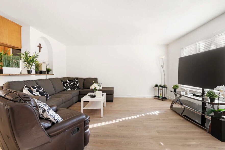 Building Photo - 1000 Estes St