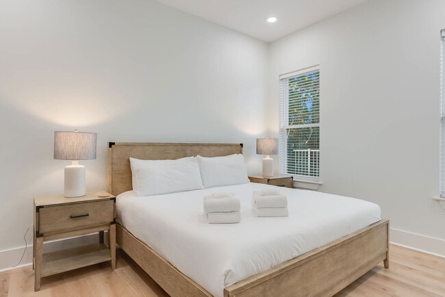 Building Photo - 223 E Lakeshore Dr