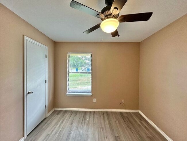 Building Photo - Available Now! Newly Updated 3/2 in Flint!