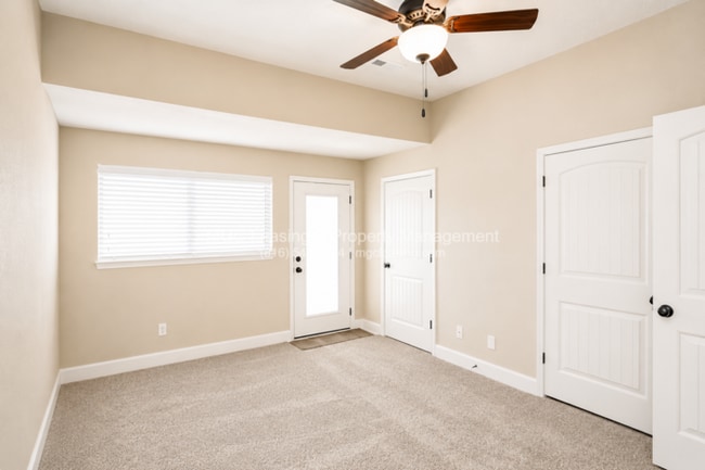 Building Photo - Eagle Creek Luxury Townhome