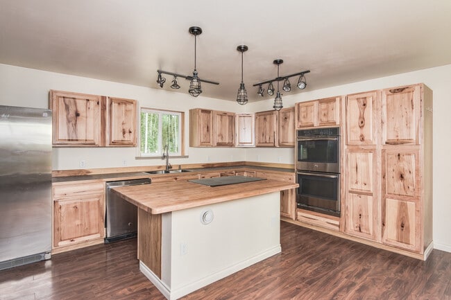 Building Photo - Solid 2 Bedroom 2 Bath House With Convenient Location to Eielson AFB