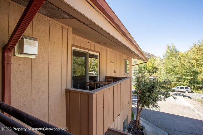 Building Photo - 326 Midland Ave