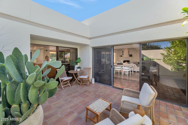 Building Photo - 9447 E Calle De Valle Dr