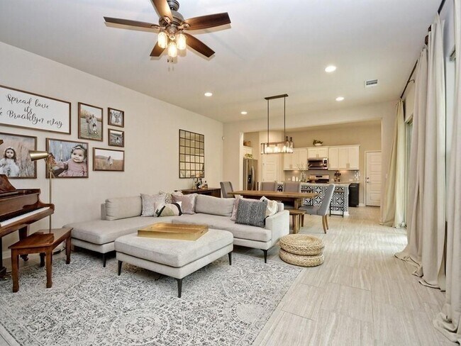 Building Photo - 1708 Arcilla St