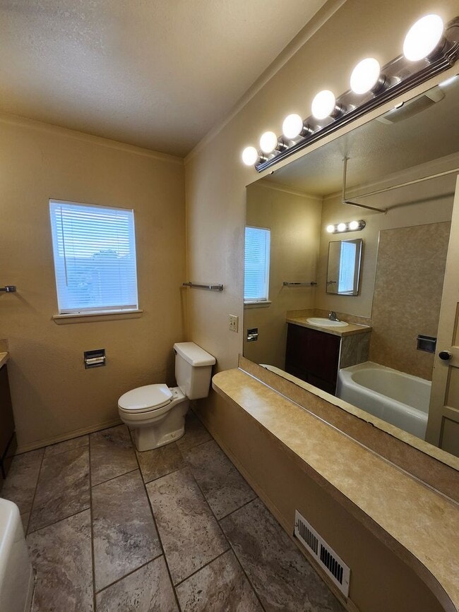 Building Photo - 1209to
