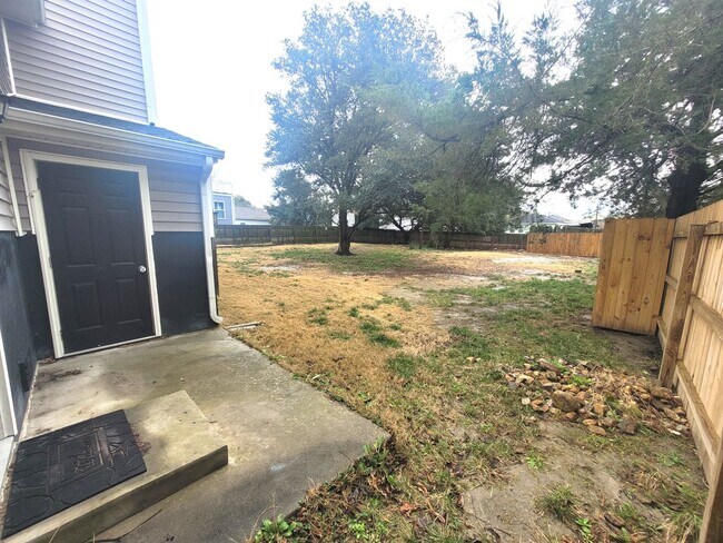 Building Photo - Stunning 4 Bedroom, 2.5 Bath Home Just 3 Blocks to Chesapeake Bay