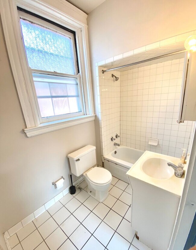 Building Photo - Spacious 5 bed/2 bath on Victor Mins. from...