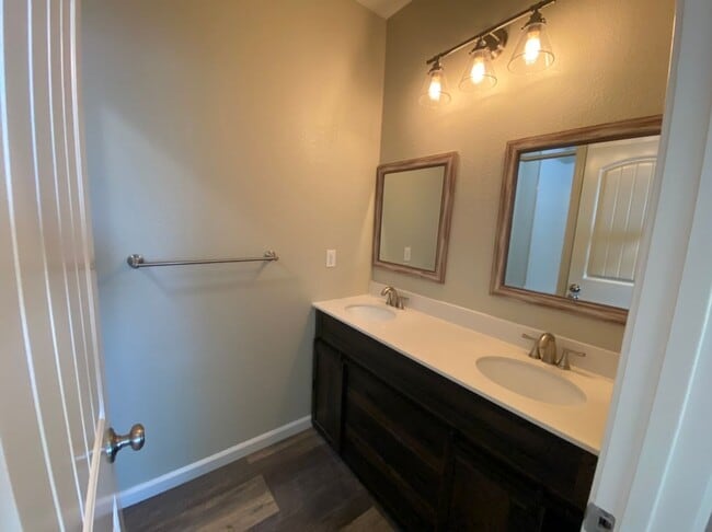 Building Photo - Country property located in Hilmar!