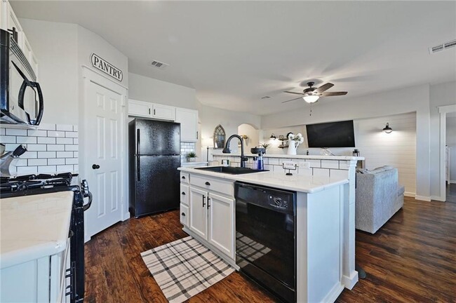 Building Photo - 436 Musgrav