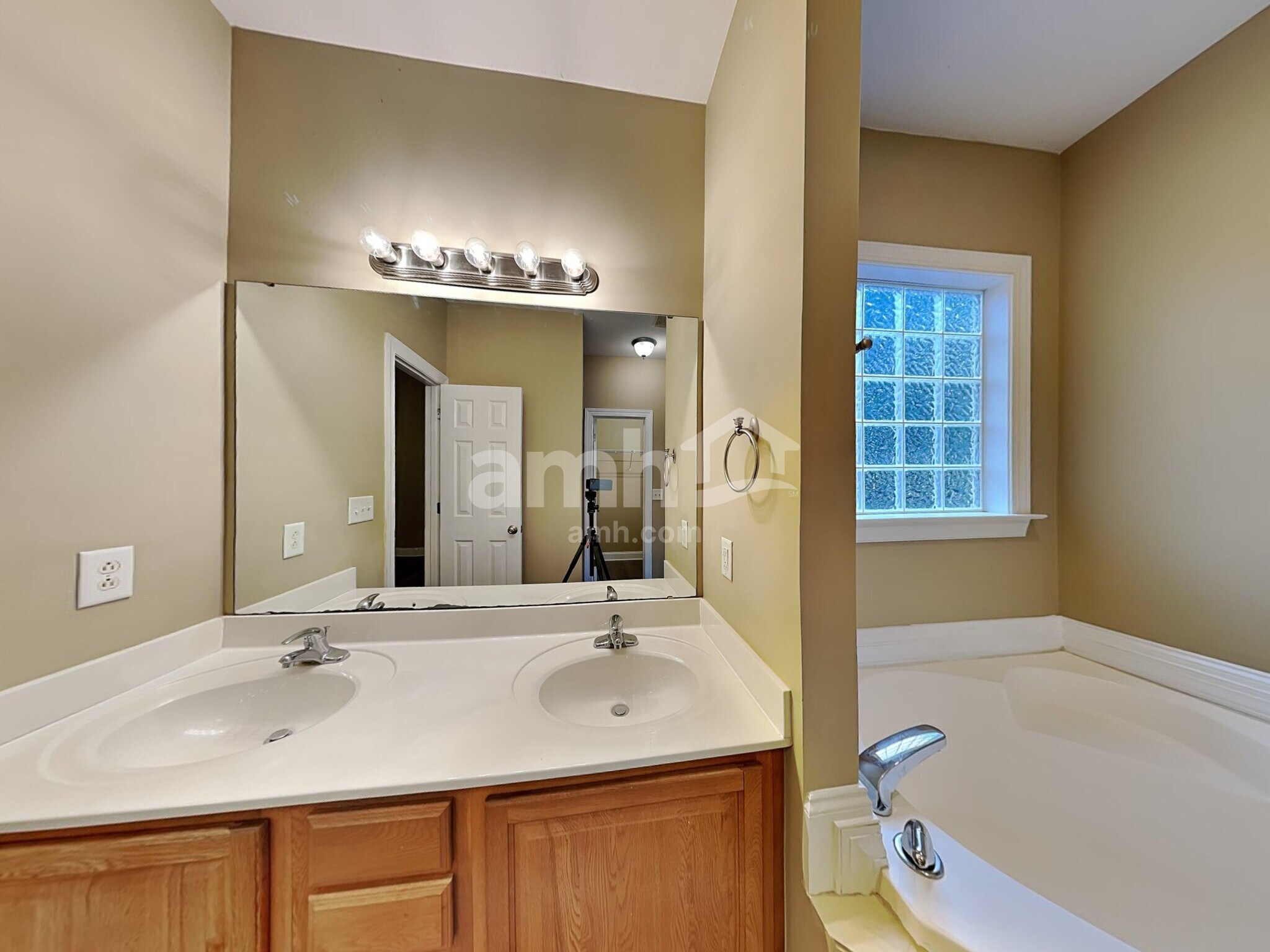 Building Photo - 146 Lily Xing