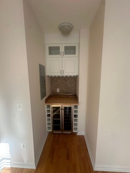 Bar - 4860 Eisenhower Ave