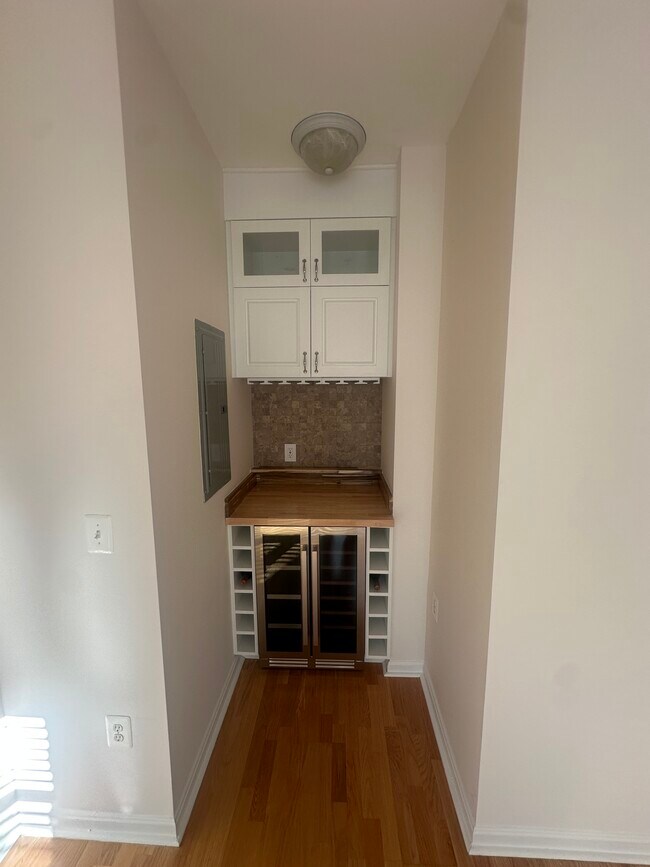 Bar - 4860 Eisenhower Ave