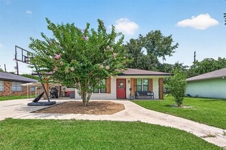 Building Photo - 1005 Avenue D