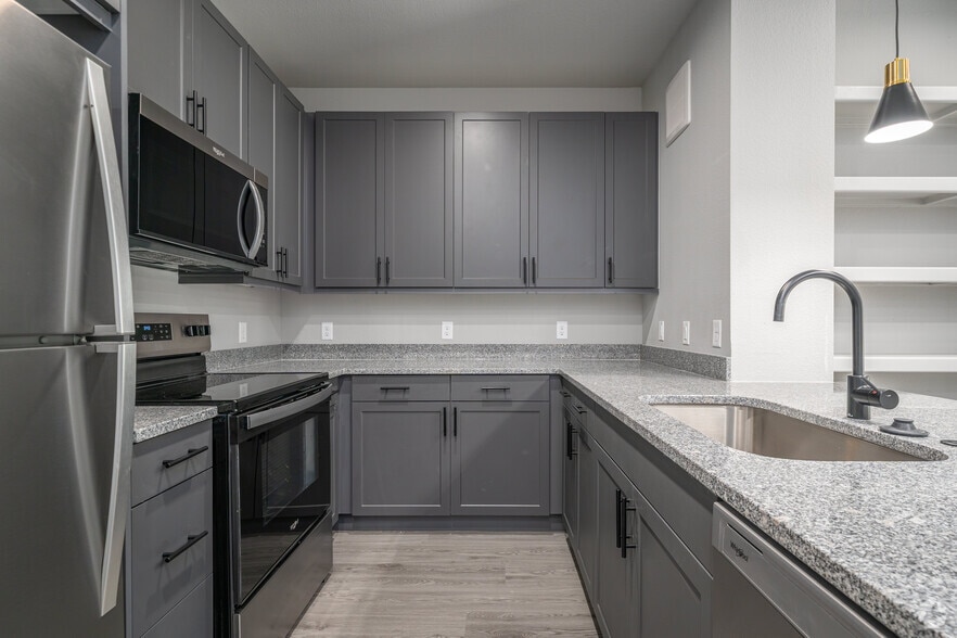 2BR, 2BA - 1,080SF - Kitchen - Wildwood Lake Residency
