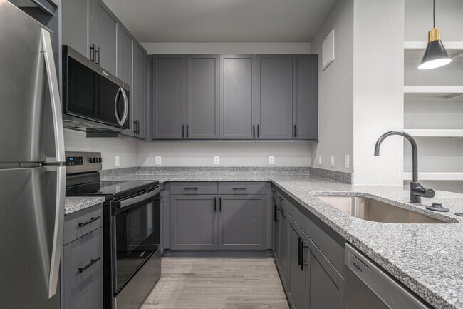 2BR, 2BA - 1,080SF - Kitchen - Wildwood Lake Residency