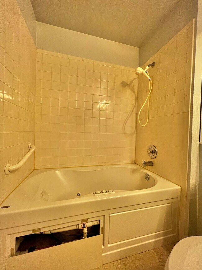 Building Photo - 2 Bed, 2 Bath Townhome with Office, & Fenced Back Patio in Prime Fort Collins Location!