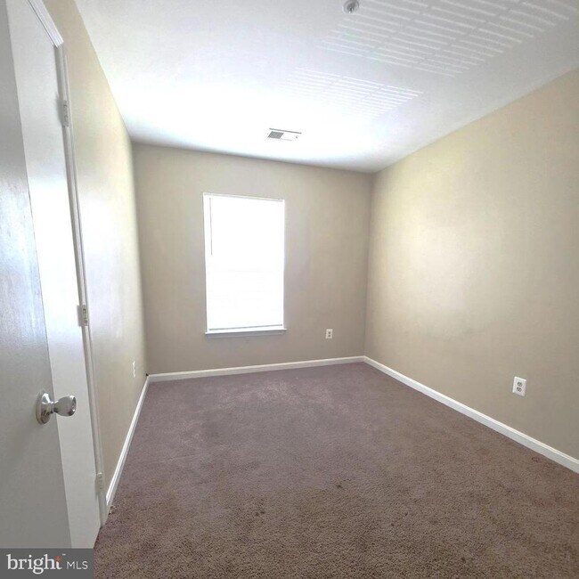 Building Photo - 940 Newington Ct